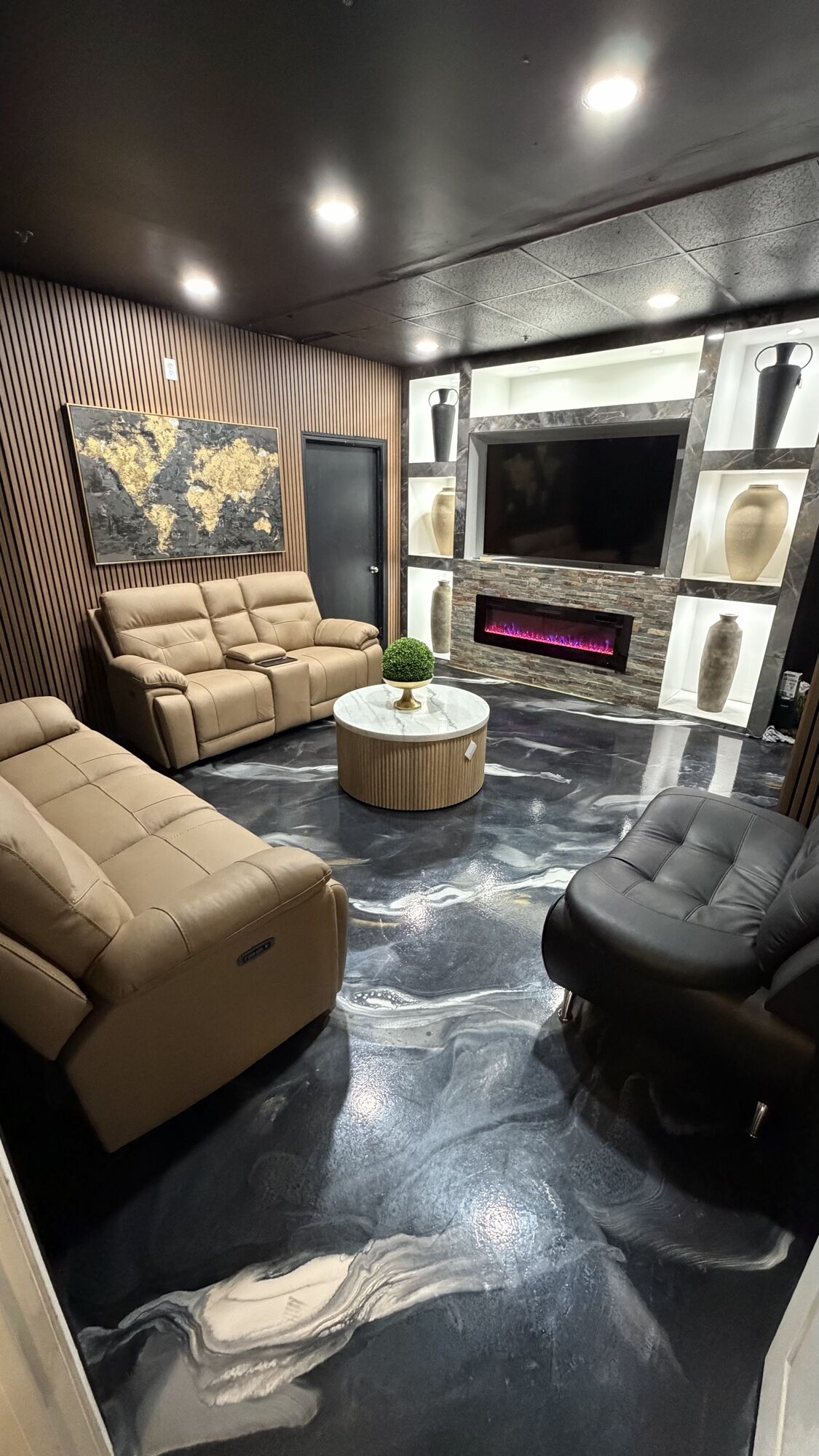 Member recovery lounge with leather seating